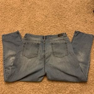 Light wash jeans! So cute and easy to pair with (: